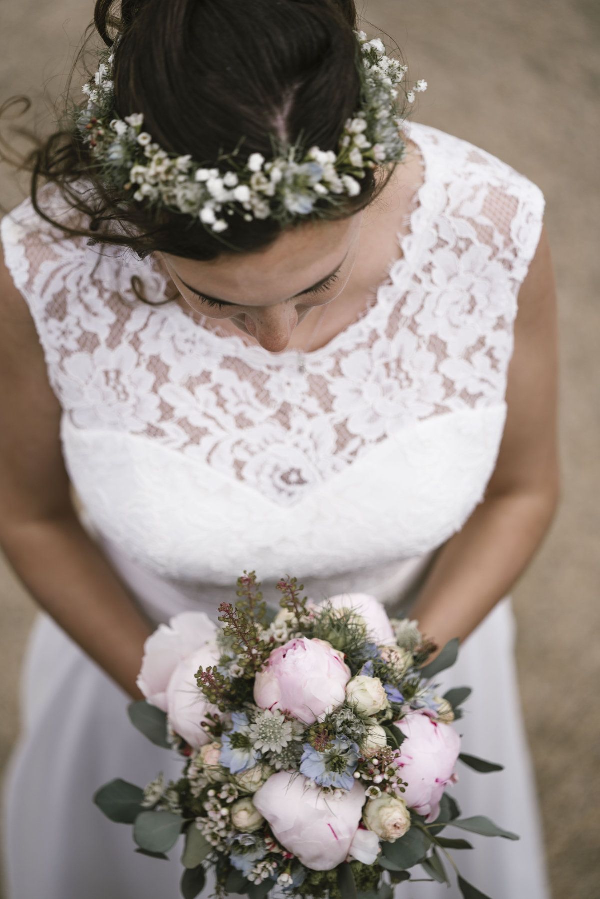 Braut mit Brautstrauß von Oben fotografiert 