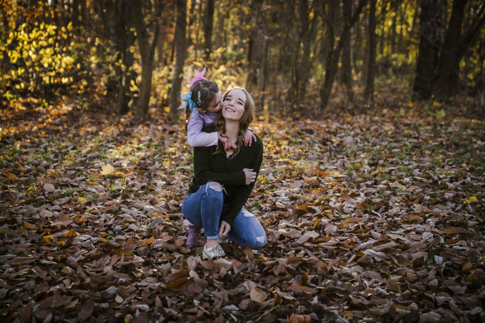 Mutter und Tochter in einem Wald im Herbst 