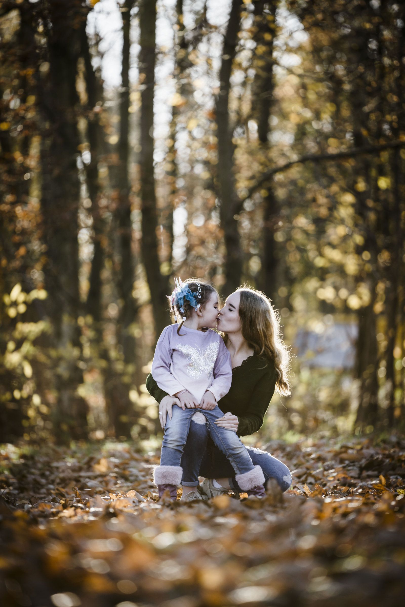Mutter-Tochter Kuss im Herbstlichen Wald