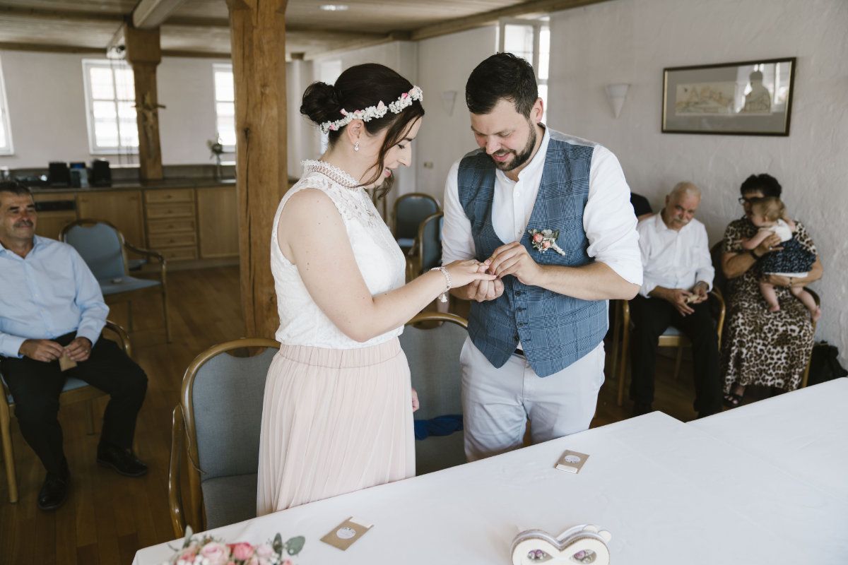 Bräutigam beim Ring anstecken 