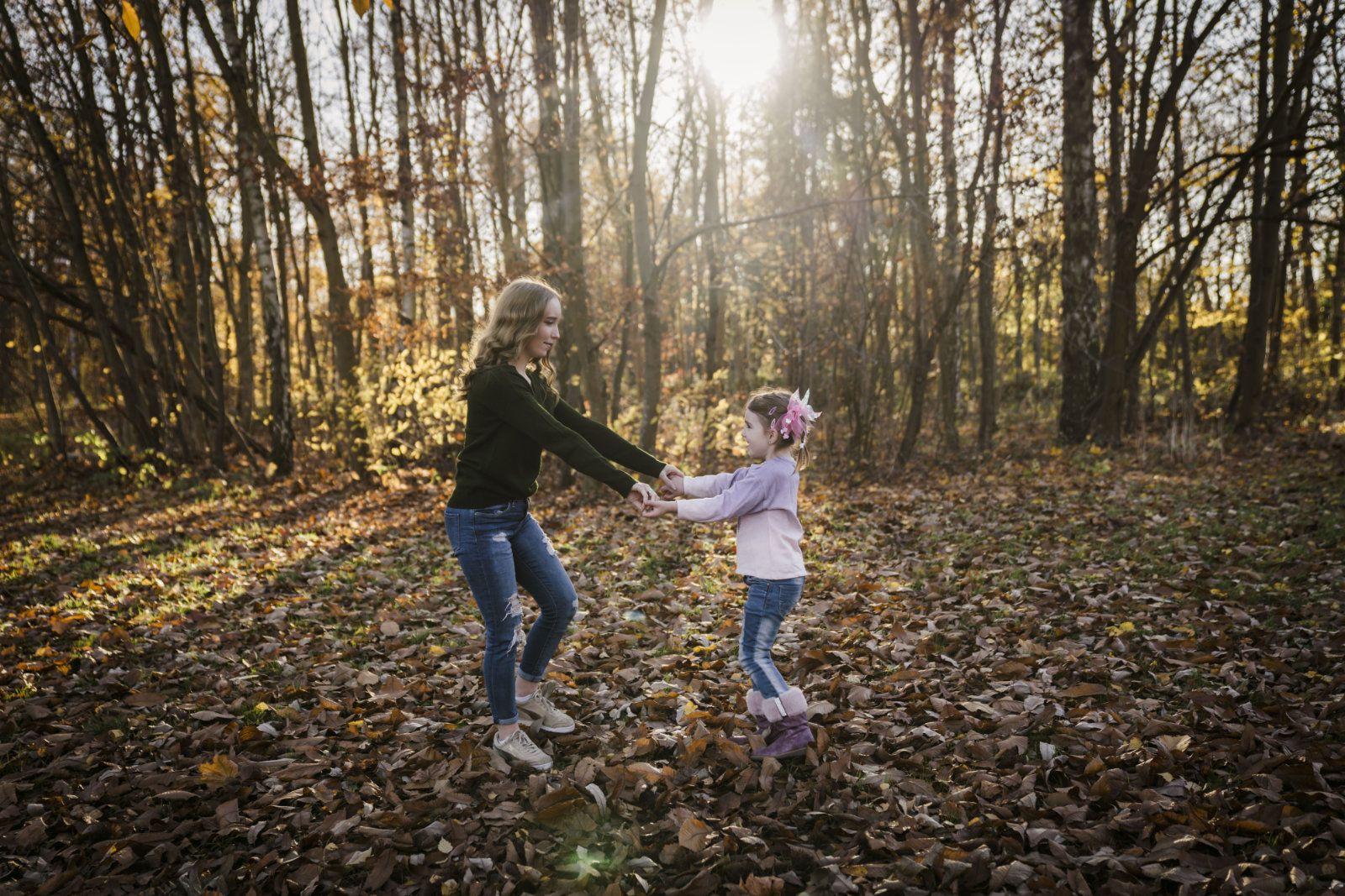Mutter und Tochter im Wald beim Herbstshooting 